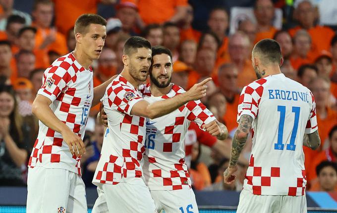 V 55. minuti je Hrvaško z bele točke do izenačenja popeljal Andrej Kramarić. Sodnik je na belo točko pokazal po prekršku Codyja Gakpa nad Luko Modrićem. | Foto: Reuters