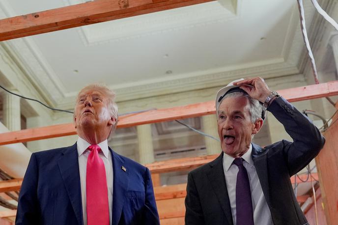 trump powell | Powell (desno na fotografiji) zavrača pozive k znižanju ključne obrestne mere zaradi nepredvidljivih posledic Trumpove (levo na fotografiji) trgovinske politike in se ne ozira na pritiske. Predsedniku je med obiskom nekajkrat odkrito ugovarjal. | Foto Reuters