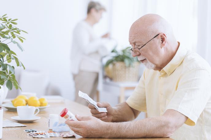 visok krvni tlak zdravila | "Starostniki prejmejo številna zdravila od različnih zdravnikov in pogosto se zdravila kopičijo. Vsaj 10 odstotkov jih jemlje še dodatna zdravila, ki jih sami nabavijo, kar je dodatna težava," ugotavlja sogovornik. | Foto Getty Images