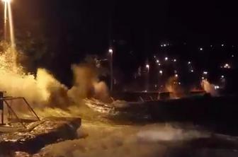 Istro in Kvarner zajelo hudo neurje, morje poplavljalo tudi v Sloveniji (video)