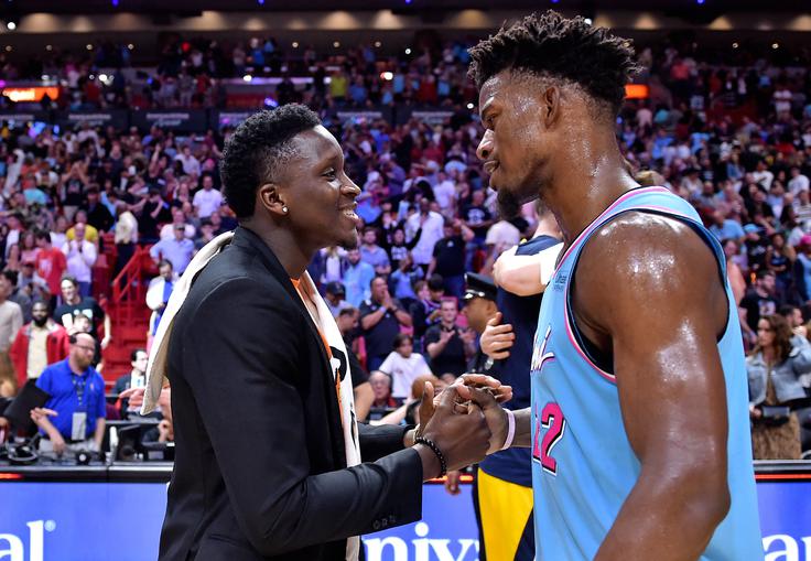 Zvezdnik Indiane Victor Oladipo, ki zaradi hude poškodbe kolena ni igral že 11 mesecev, na igrišča pa bi se lahko vrnil prihodnji mesec, je čestital Butlerju za zmago Miamija. | Foto: Reuters