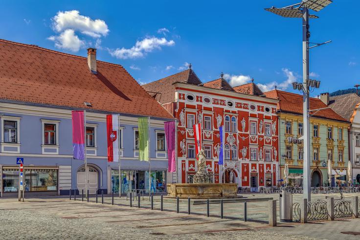 Leoben je drugo največje mesto na avstrijskem Štajerskem in leži ob reki Muri. Prvič je v listinah izpričano v obliki Liupina, kar bi v sodobni slovenščini verjetno dobilo obliko Ljubno. Čeprav je bilo v bavarščino prevzeto z glasom p (b) in ne z glasom v (f), je bilo v bavarščino verjetno prevzeto šele po letu 800. Istopomenskost bavarske besede liob- (liop- med letoma 750/800 in 1050) in slovanske besede ljub- je morda preprečila, da bi bilo ime prevzeto z glasom v in bi v nemščini zdaj imelo obliko Leofen ali Leoven. Zanimivo je, da sta Ljubno ob Savinji in Ljubno na Gorenjskem prevzeti imeni z glasom f in sta imeli nemško ime Laufen. Morda zato, ker sta bili v bavarščino prevzeti v poznejšem obdobju. | Foto: Guliverimage