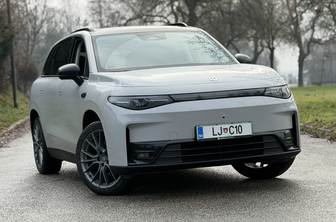 Leapmotor C10 - prostoren in digitalno prepričljiv SUV. Vozi ga že veliko Slovencev.