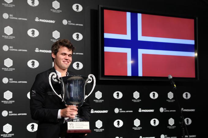 Svetovni prvak Magnus Carlsen je preko spleta chess.com izgubil partijo proti Luki Leniču. | Foto: Reuters