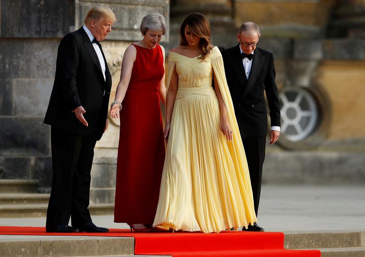 Trumpa so s soprogo Melanio sinoči gostili na slovesni večerji z nemalo ceremonije v palači Blenheim blizu Oxforda. | Foto: Reuters