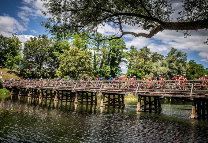 Kolesarji so se zapeljali tudi čez leseni most pri Otočcu, priljubljeni lokaciji za sklepanje zakonskih zvez.  | Foto: Vid Ponikvar