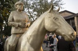 Kot kraljem postavili Merklovi konjeniški kip? #video
