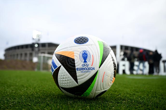 Euro 2024 žoga | "V tem osnutku programsko-produkcijskega načrta projektov olimpijske igre in evropsko prvenstvo v nogometu ni, ker za njuno izvedbo nimamo dovolj sredstev," so zapisali na RTVS.  | Foto Reuters
