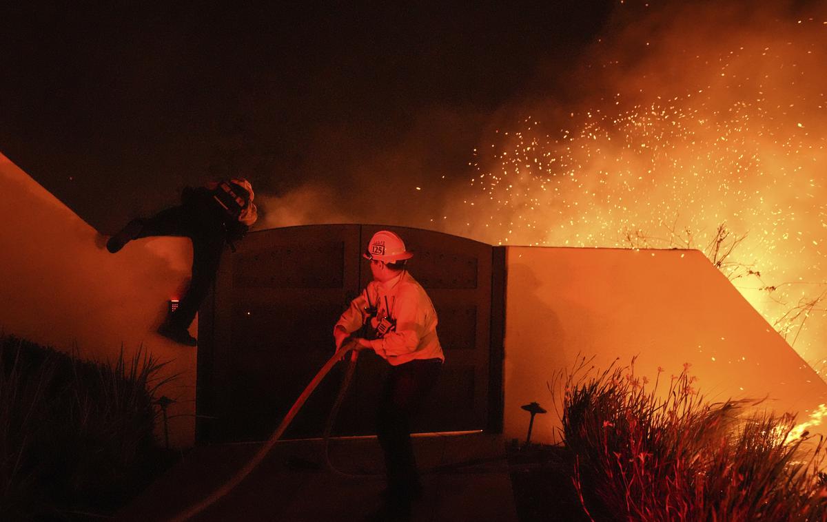 Los Angeles | Zaradi požara, ki so ga poimenovali Franklin, je uvodoma brez elektrike ostalo okrog 3.500 odjemalcev. | Foto Guliverimage