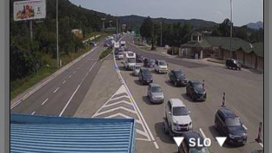Dolga čakanja pred predorom Karavanke in skoraj vsemi hrvaškimi mejnimi prehodi