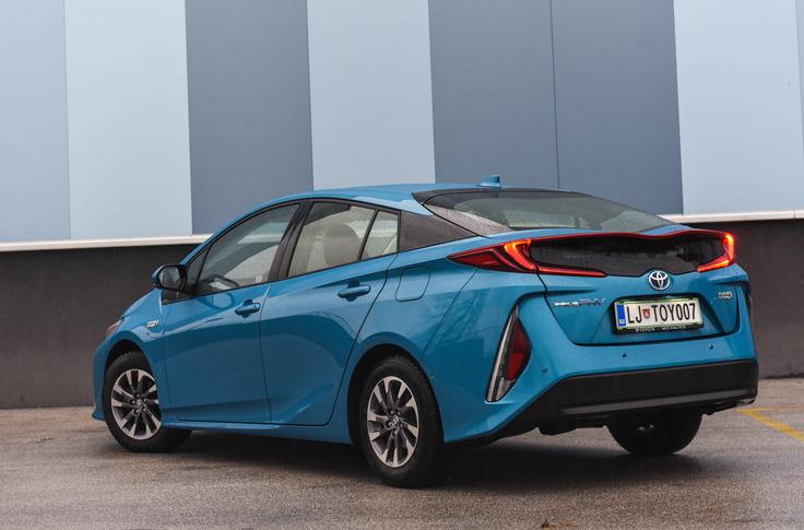 Se spomnite vladne strategije vozil za leto 2030? Kupili naj bi le še avte z največ 50 grami izpusta ogljikovega dioksida na kilometer. Tale prius ima uradni ogljični odtis 22 gramov na kilometer. | Foto: Gašper Pirman