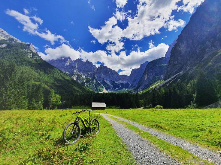 Krnica je približno šest kilometrov dolga gorska dolina južno od Kranjske Gore. | Foto: Turizem Kranjska Gora