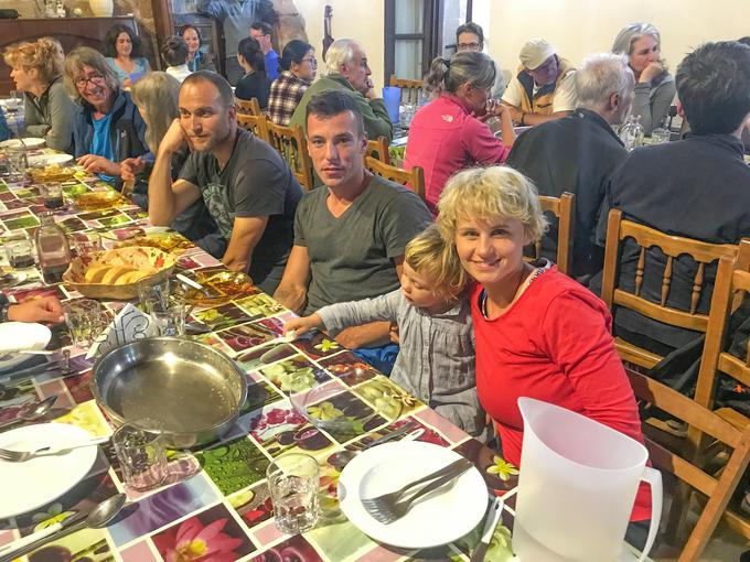 Družina Mehle med večerjo v alberghu | Foto: osebni arhiv/Lana Kokl