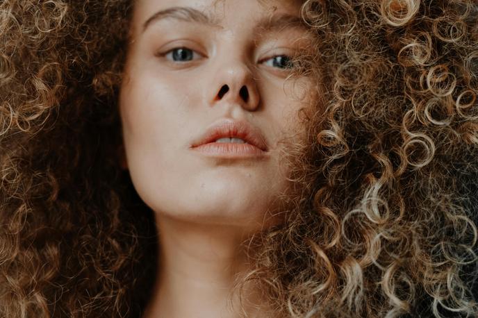 ženska, dekle, kodri, kodrasti lasje | Foto Pexels
