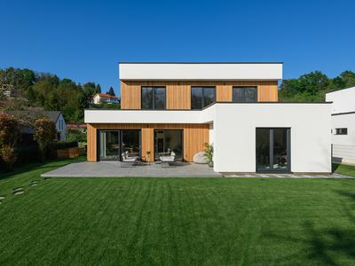 Modularne hiše iz slovenskega lesa: cenovno dostopne tipske hiše prihodnosti