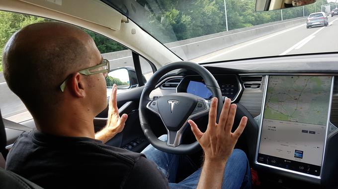 Čeprav moderni avtomobili (tesla S in X, mercedes-benz razred S, audi A8 ...) na avtocestah že zelo dobro vozijo samodejno, mora imeti voznik še vedno nadzor nad avtom.  | Foto: Gregor Pavšič