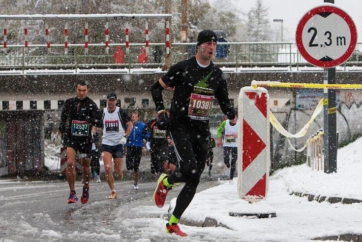 Leta 2012 so tekači tekli v precej zimskih razmerah. | Foto: Sportida