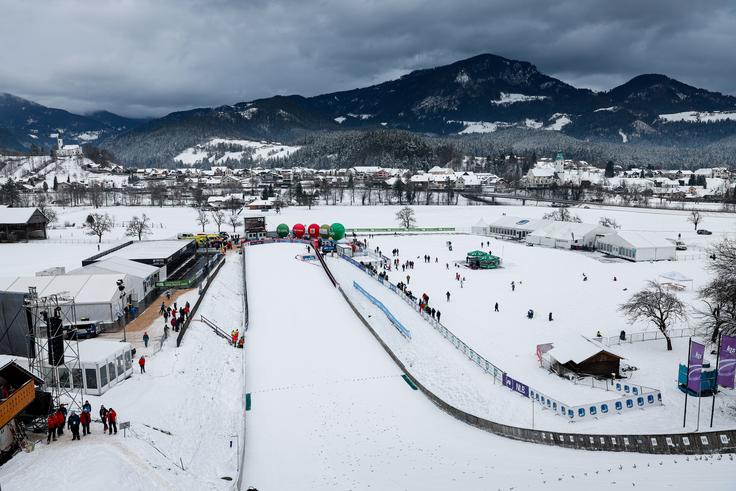 "Priznam, da je zelo težko gledati, a upam, da bo dekletom prav prišla moja podpora." | Foto: Aleš Fevžer