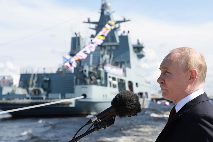 Vladimir Putin | V govoru na vojaški paradi v Sankt Peterburgu, na kateri so ob ruskih sodelovale tudi bojne ladje s Kitajske, iz Indije in Alžirije, je Vladimir Putin posvaril ZDA, da bi s to potezo tvegale sprožitev raketne krize, podobne hladni vojni. | Foto Reuters