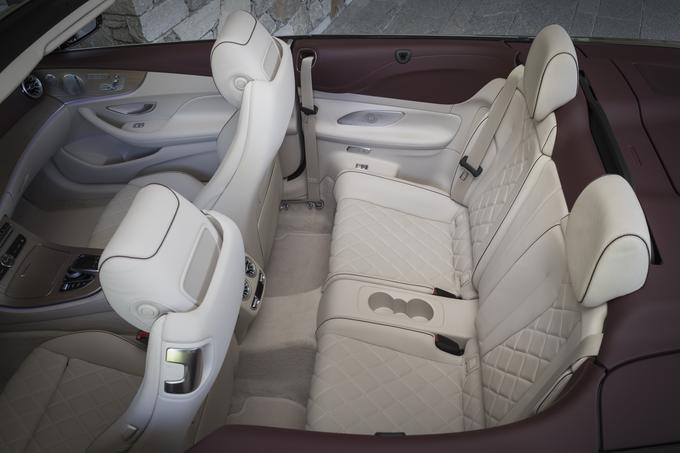 Usnjeni sedeži so obdelani tako, da odbijajo sončne žarke in ne vpijajo toplote. Vsak, ki je kdaj v kratkih hlačah sedel na vroč sedež kabrioleta, bo zdaj pokimal Mercedesu. | Foto: Mercedes-Benz