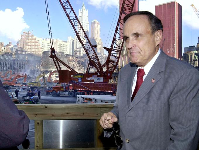 Giuliani je zmagal na volitvah za newyorškega župana leta 1993 in 1997. Ker je županski mandat v Velikem jabolku omejen na dva zaporedna mandata, po katerem lahko nekdanji župan znova kandidira šele po štiriletnem premoru, leta 2001 ni več kandidiral. Nekaj mesecev pred iztekom njegovega županovanja so 11. septembra 2001 islamski teroristi napadli New York in porušili slavna newyorška dvojčka. Na fotografiji Giuliani po napadih pri ruševinah stolpnic Svetovnega trgovinskega centra (WTC). | Foto: Reuters