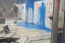 V Srbiji vse bolj napeto, protestniki vdrli v prostore SNS #video