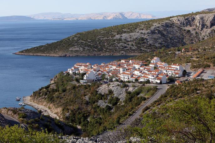 Stinica pri Jablancu | V apartmajskem naselju vlada popolna anarhija, vsak po svoje gradi in širi apartmaje ter balkone, na zelenicah urejajo parkirišča, zapirajo dovoze, postavljajo zasebne stopnice in podobno, razmere v Stinici opisuje eden od bralcev portala Morski.hr. | Foto Pixsell