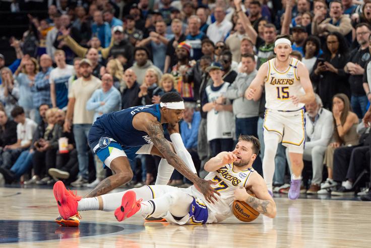 Luka Dončić je bil po tem, ko ga je spotaknil in vrgel z ravnotežja Jaden McDaniels, prisiljen zahtevati minuto odmora. | Foto: Reuters