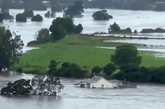 Narasle vode mlademu paru na poročni dan odnesle hišo #video