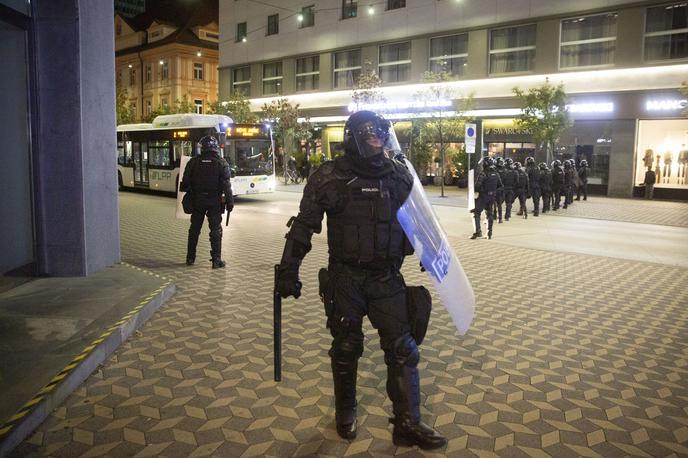 Nasilni protesti v Ljubljani, 5. november 2020. Ivan Gale vodni top | Na policiji pojasnjujejo, da bodo na protestnih shodih v primeru kršitev ukrepov za zajezitev covid-19 ukrepali. | Foto Bojan Puhek