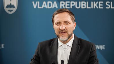Boštjančiča skrbi padec BDP, ekonomisti presenečeni