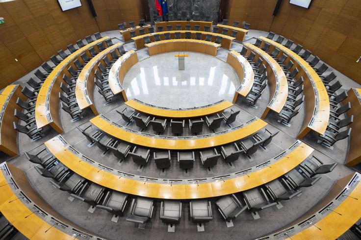Za izvolitev na položaj predsednika državnega zbora mora kandidat zbrati vsaj 46 glasov poslancev. | Foto: STA