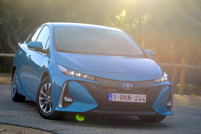 Eden avtomobilov prihodnosti je toyota prius plugin hibrid. Na naši prvi vožnji smo v enem dnevu prevozili 171 kilometrov, od tega 91 kilometrov le na električno energijo. Povprečna poraba goriva je bila dobre tri litre na sto prevoženih kilometrov. | Foto: Aleš Črnivec