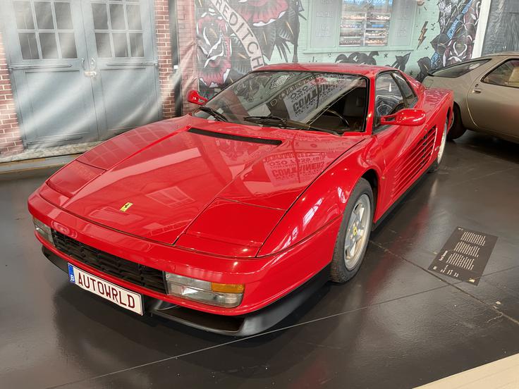 Ferrari testarossa, eden najbolj kultnih modelov italijanske znamke. Med leti 1984 in 1996 so jih izdelali 9.959, kar ga uvršča med najbolj številčne ferrarije. Kar 85 odstotkov teh je bilo rdeče barve z belo notranjostjo. Za pogon je skrbel 4,9-litrski motor V12. | Foto: Gregor Pavšič