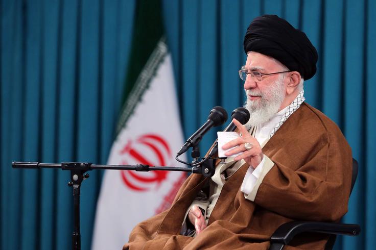 Čeprav je ime Operacija vzhajajoči lev namigovala na strmoglavljenje oblasti šiitske visoke duhovščine in vrnitev Irana v čase pred islamsko revolucijo, ko je bil na iranski zastavi lev, je za zdaj ajatola Ali Hamenej še trdno na oblasti.  | Foto: Guliverimage