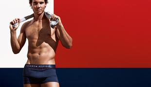 Teniški igralec Nadal pokazal svoje trenirano telo v novi reklami (video)