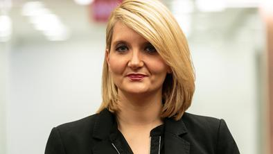 Ministrica, ki ljubi rdečo šminko