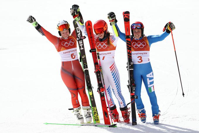 Zmagovalna trojica: Shiffrinovi sta se na odru za zmagovalke pridružili Norvežanka Ragnhild Mowinckel (2. mesto) in Italijanka Federica Brignone. | Foto: Getty Images