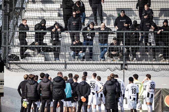 Mura Aluminij | Nogometaši Mure so se po tekmi z Aluminijem (0:3) znašli na zagovoru pri navijačih. | Foto Jure Banfi