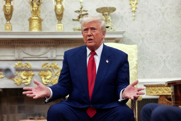 Trump pritiska na Ukrajino in Rusijo, da skleneta dogovor glede končanja vojne, ki jo je leta 2022 z agresijo sprožila Rusija. | Foto: Reuters