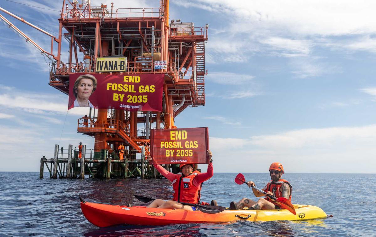 Greenpeace Hrvaška naftna ploščad | V Greenpeaceu so želeli podjetje VW prisiliti, da do leta 2030 zmanjša izpuste za 65 odstotkov v primerjavi z letom 2018. | Foto GreenPeace