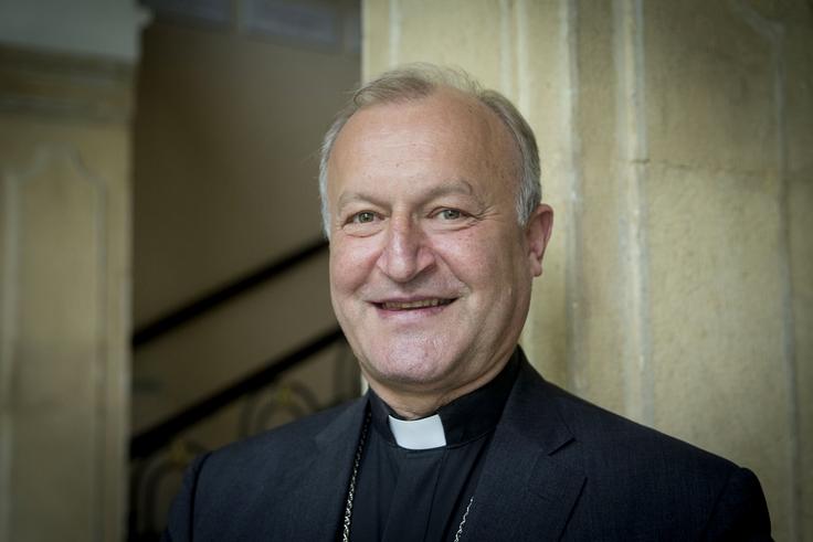 "Znova se mi zdi poudarek na tem, kako je blizu zelo konkretnemu človeku. Zanj ne obstajajo bolniki, begunci in drugi, ampak Janez, Jure, Metka, se pravi osebe s svojo življenjsko zgodbo," je za Siol.net poudaril škof Jamnik. | Foto: Ana Kovač