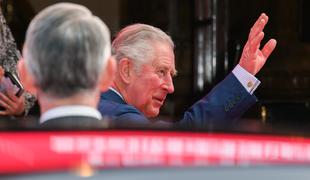 Princ Charles je po okužbi že okreval, Camilla ostaja v izolaciji