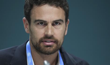 Theo James postal novi favorit za vlogo Jamesa Bonda