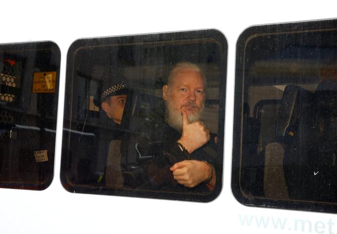 Juliana Assangea so v četrtek prijeli na ekvadorskem veleposlaništvu v Londonu. | Foto: Reuters