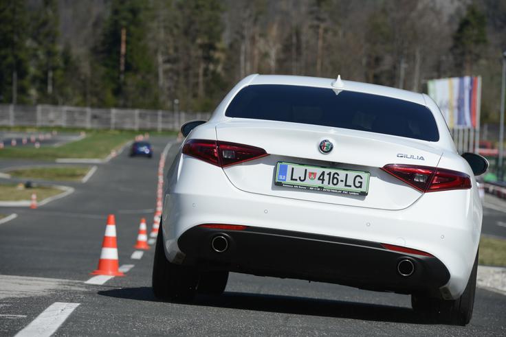  Alfa romeo giulia je vozno zelo dinamična. Podvozje in volan sta njena velika aduta. | Foto: Ciril Komotar