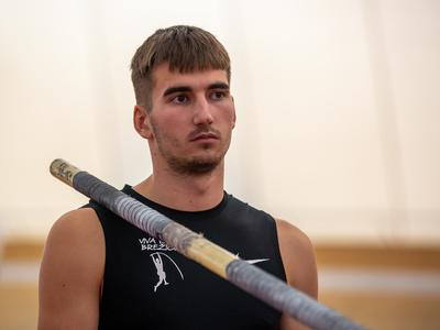 Slovenski skakalec s palico z uvrstitvijo v finale EP opozarja nase