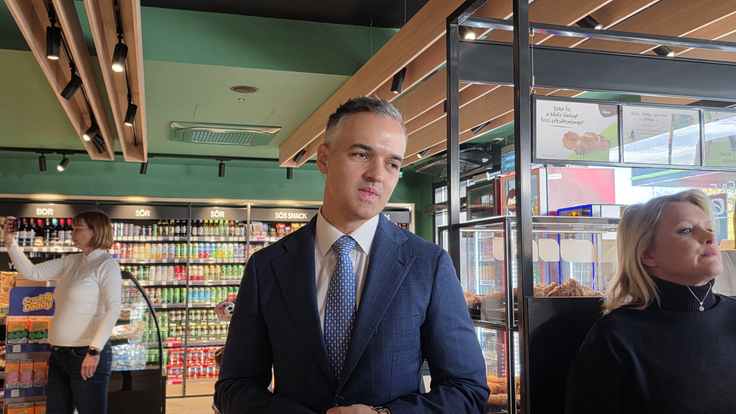 V sredini: izvršni direktor segmenta potrošniških storitev v Skupini MOL in nekdanji predsednik uprave hrvaške INA Péter Ratatics | Foto: Srdjan Cvjetović