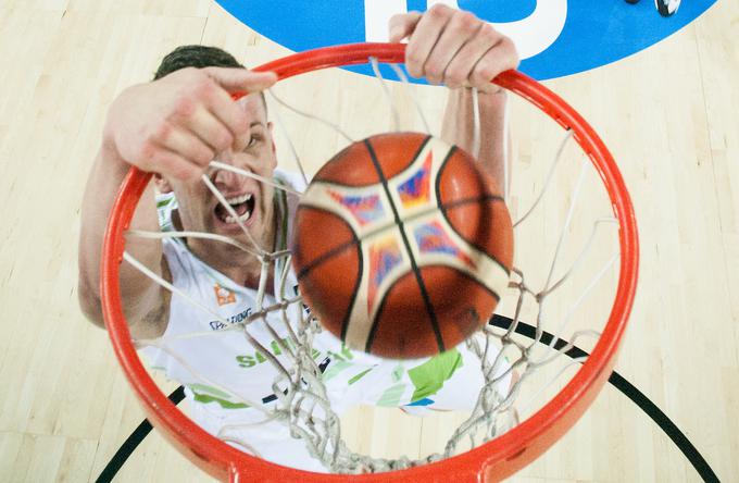 Slovenija bo s prihodom novega naturaliziranega košarkarja oslabljena na centrskem položaju, ki ga zapušča Alen Omić. | Foto: Vid Ponikvar