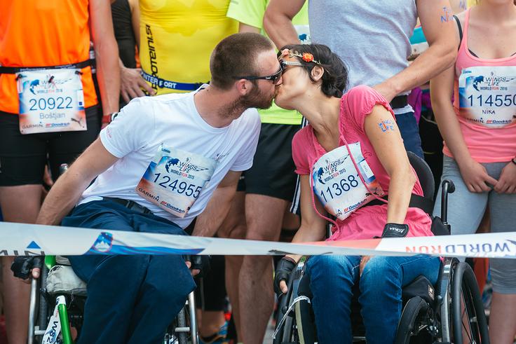 Tek je namenjen osveščanju in zbiranju sredstev za zdravljenje poškodb hrbtenjače. Na fotografiji sta ambasadorja teka WFWR Nina Wabra Jakič in njen mož Gal Jakič. | Foto: 